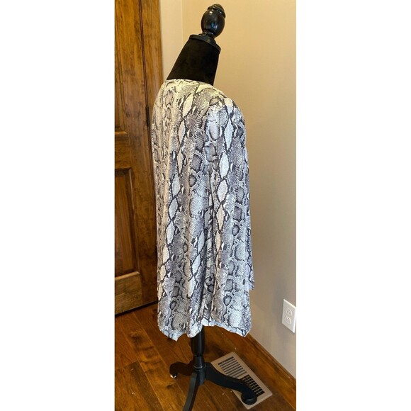 Green Envelope Women’s Blouse Plus Sz 1X Faux Snakeskin Pullover Top Long Sleeve - Picture 4 of 12